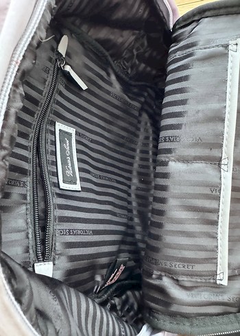 Victorias Secret Gri Zincir Detaylı Nakışlı Kadın Sırt Çantası - Görsel 3