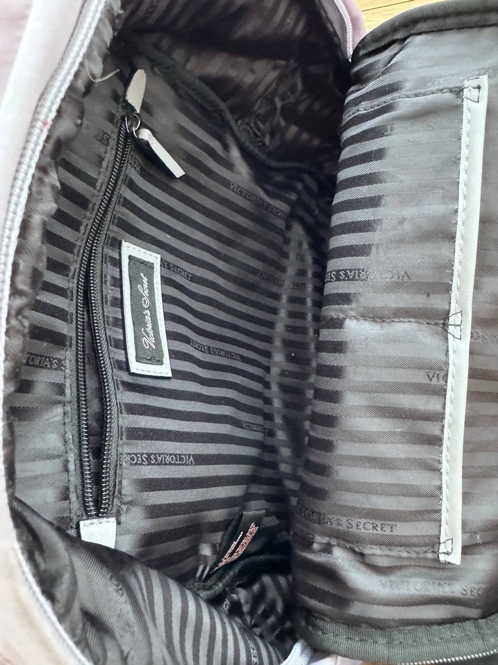 Victorias Secret Gri Zincir Detaylı Nakışlı Kadın Sırt Çantası - Görsel 3