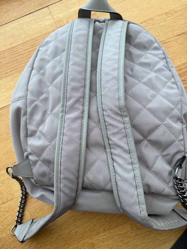 Victorias Secret Gri Zincir Detaylı Nakışlı Kadın Sırt Çantası - Görsel 2