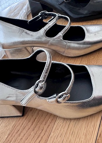 Gri Metalik Tokalı Kadın Düz Ayakkabı - Görsel 2