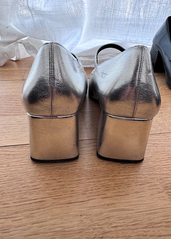 Gri Metalik Tokalı Kadın Düz Ayakkabı - Görsel 3