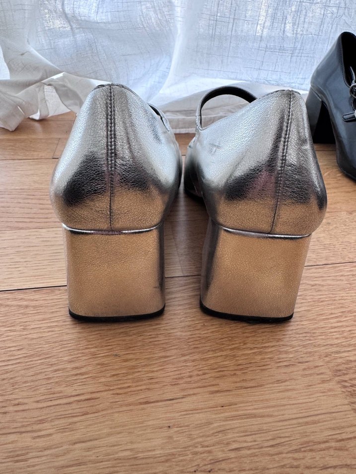 Gri Metalik Tokalı Kadın Düz Ayakkabı - Görsel 3