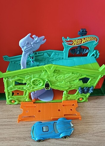 Hot Wheels Batman Bat mobile ve yarış seti