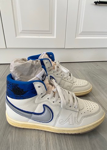 Lacivert Detaylı Beyaz Nike Spor Ayakkabı
