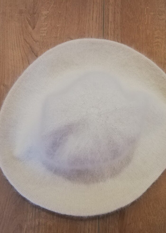 Kırık beyaz şapka - Görsel 2