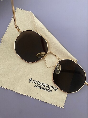  Beden stradivarius güneş gözlüğü