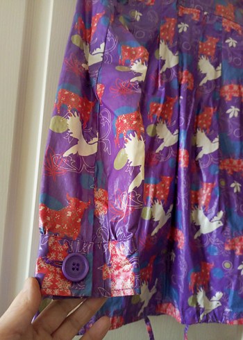 Mor Desenli Düğmeli Yağmurluk - Görsel 6