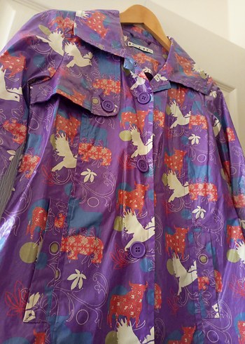 Mor Desenli Düğmeli Yağmurluk - Görsel 2