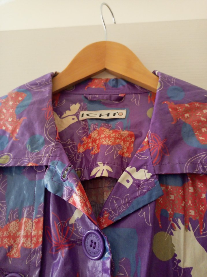 Mor Desenli Düğmeli Yağmurluk - Görsel 3