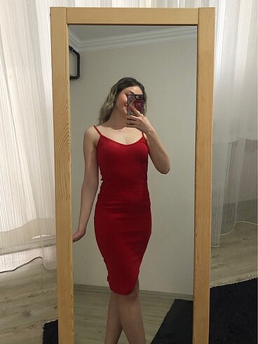 Kırmızı Askılı Kaşkorse Elbise