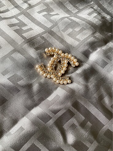Gold incili chanel broş