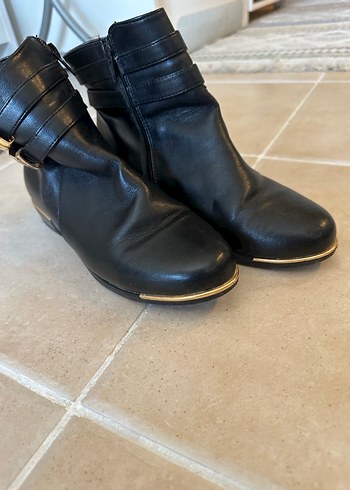 Siyah Deri Tokalı Topuklu Kadın Bot - Görsel 3