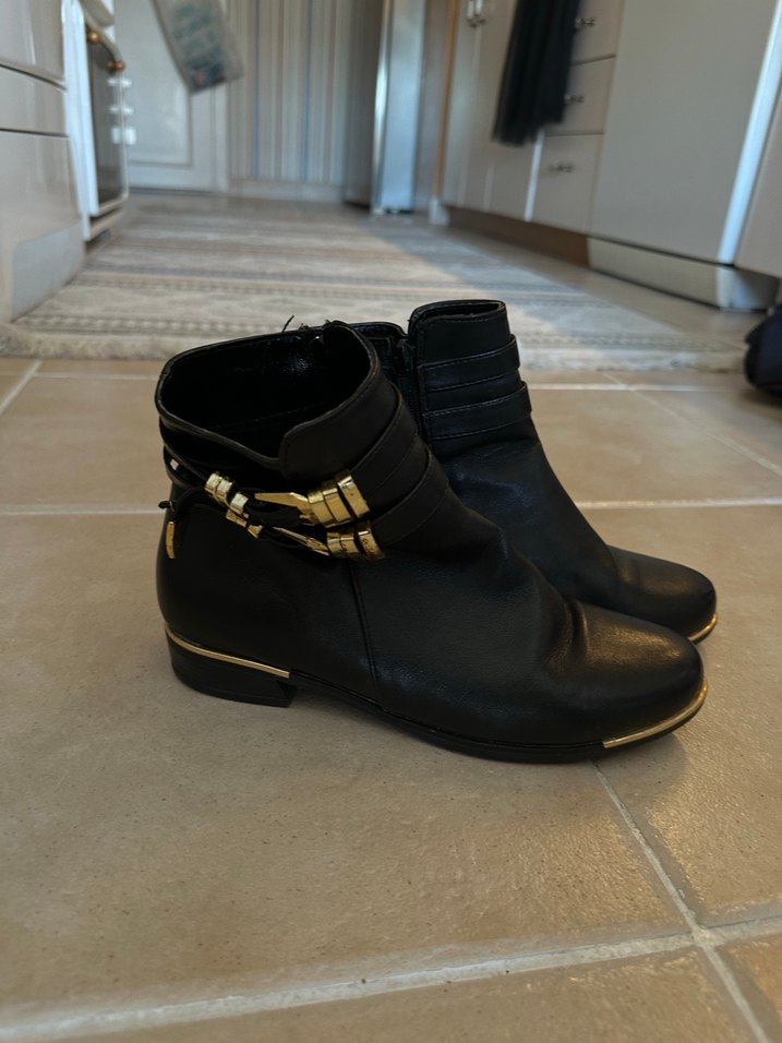 Siyah Deri Tokalı Topuklu Kadın Bot - Görsel 2