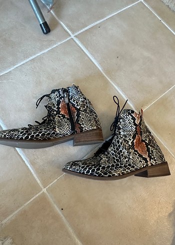 Deri Yılan Desenli Kadın Bot - Görsel 2