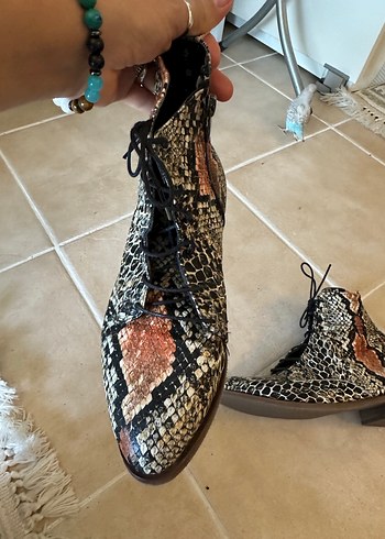 Deri Yılan Desenli Kadın Bot - Görsel 3