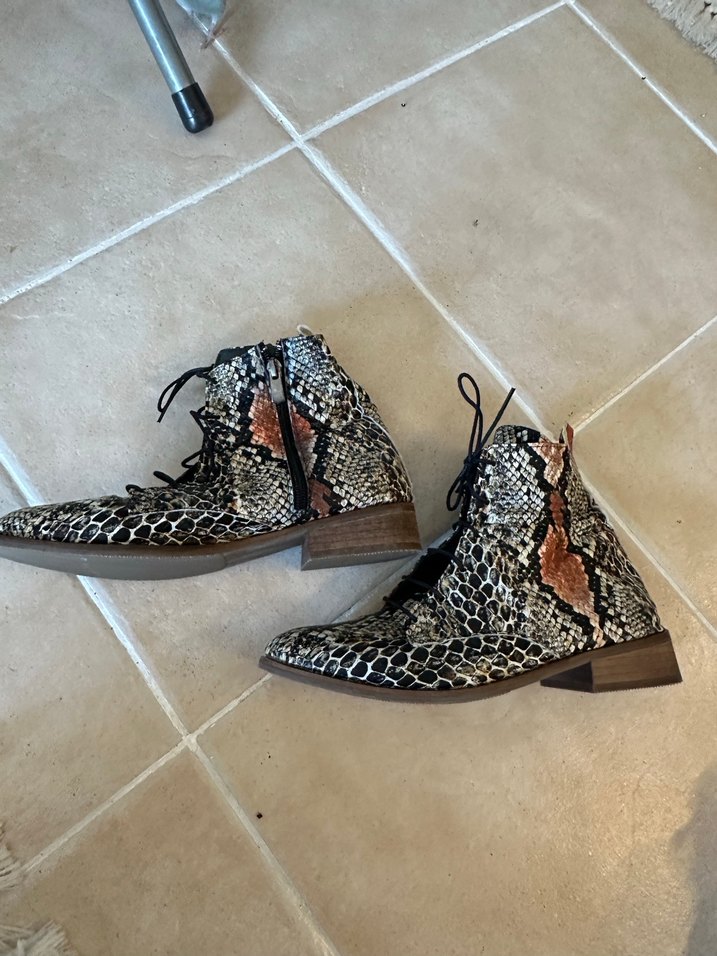 Deri Yılan Desenli Kadın Bot - Görsel 2