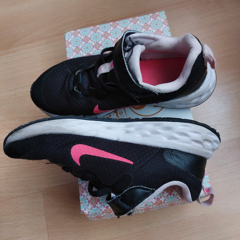 Nike Kız Çocuk Pembe Desenli Spor Ayakkabı - Görsel 3