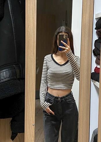 yanları büzgülü çizgili crop bluz - Görsel 2