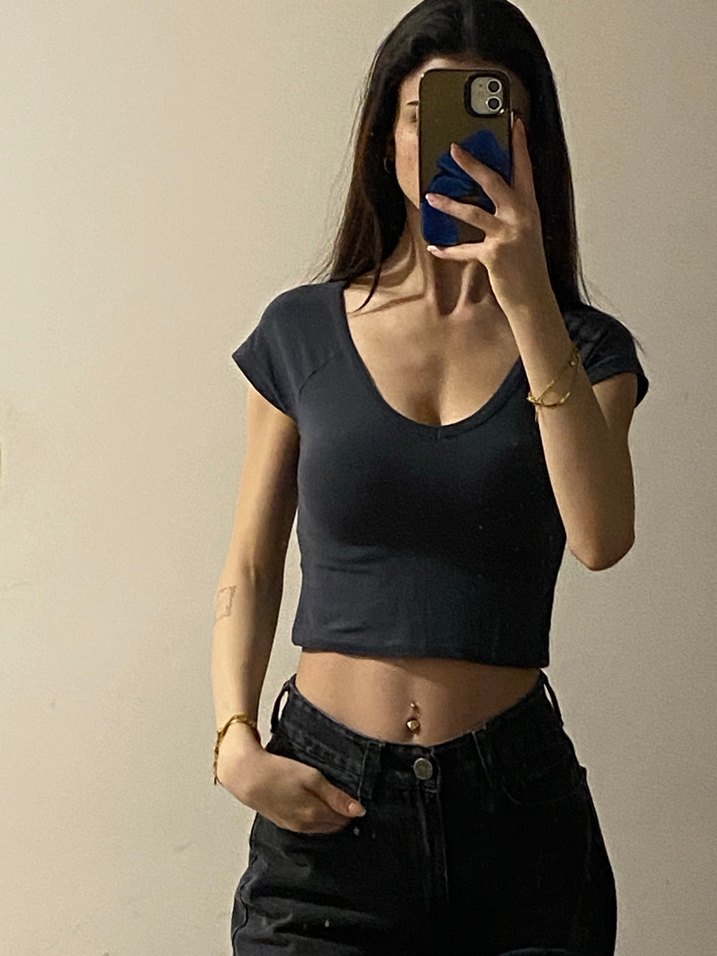 V Yaka Siyah Kadın Tişört - Görsel 2