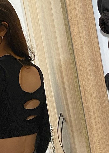 Uzun Kollu Siyah Parmak Geçirme Detaylı Crop Bluz - Görsel 4