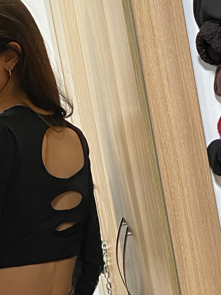 Uzun Kollu Siyah Parmak Geçirme Detaylı Crop Bluz - Görsel 4