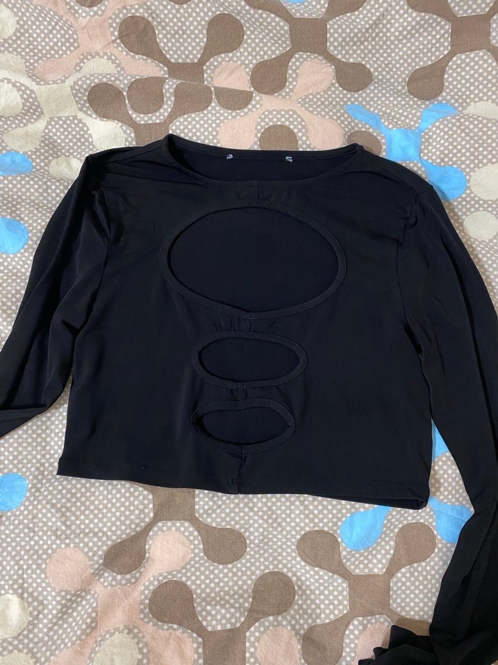 Uzun Kollu Siyah Parmak Geçirme Detaylı Crop Bluz - Görsel 2