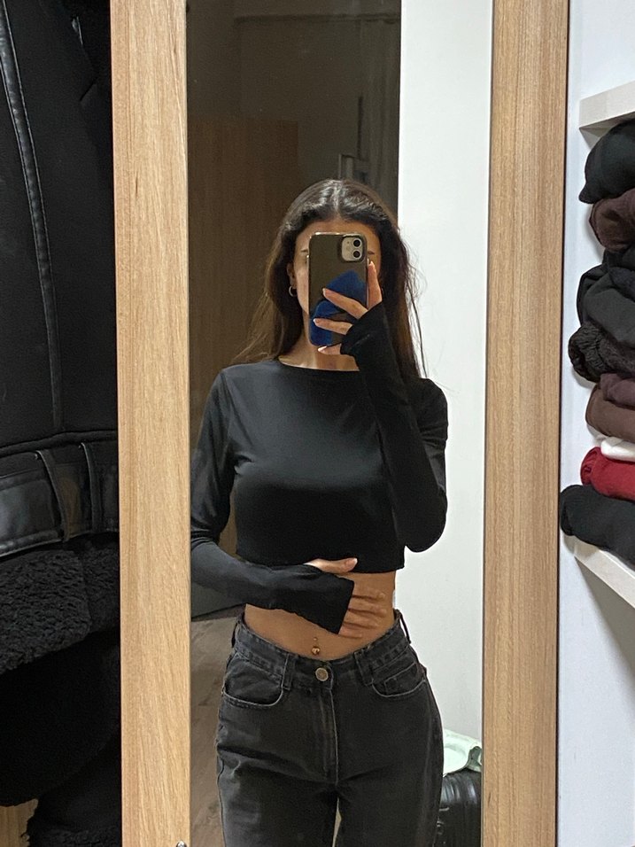 Uzun Kollu Siyah Parmak Geçirme Detaylı Crop Bluz - Görsel 3