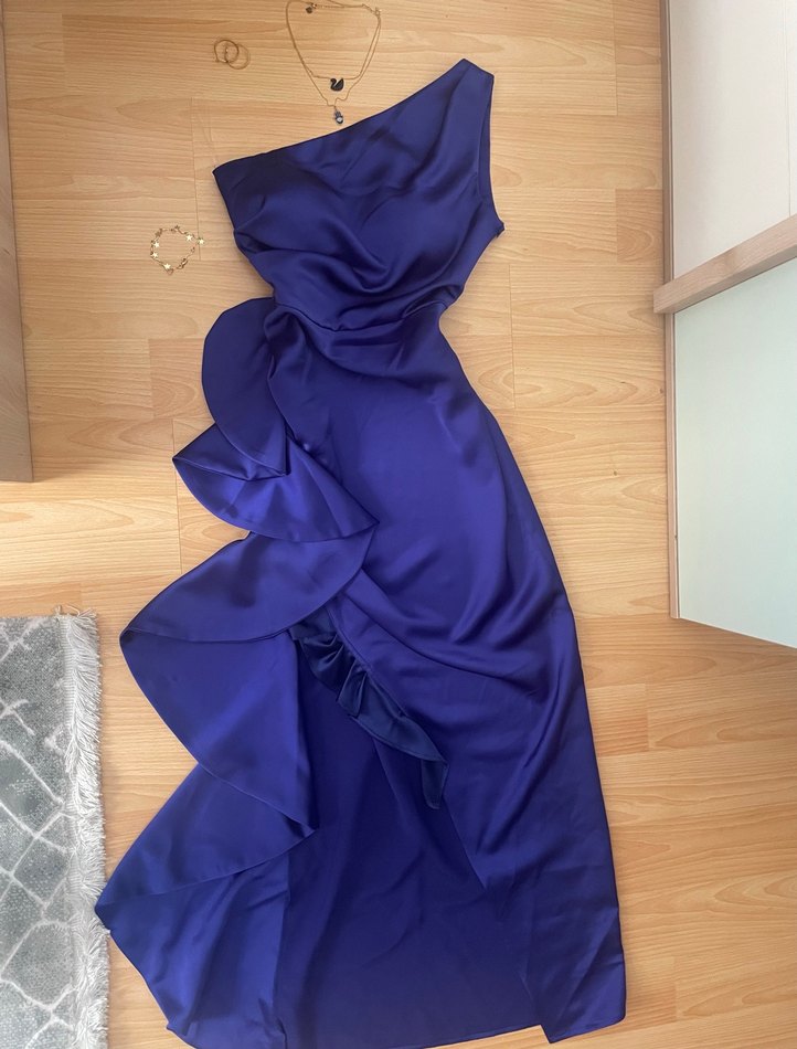 tek omuzlu saks mavisi yırtmaçlı elbise - Görsel 2