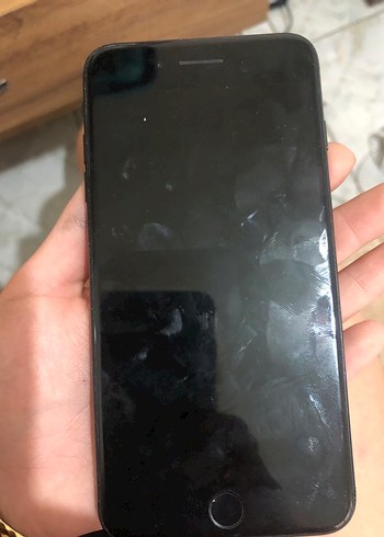 Siyah iPhone, koyu renkli ekran