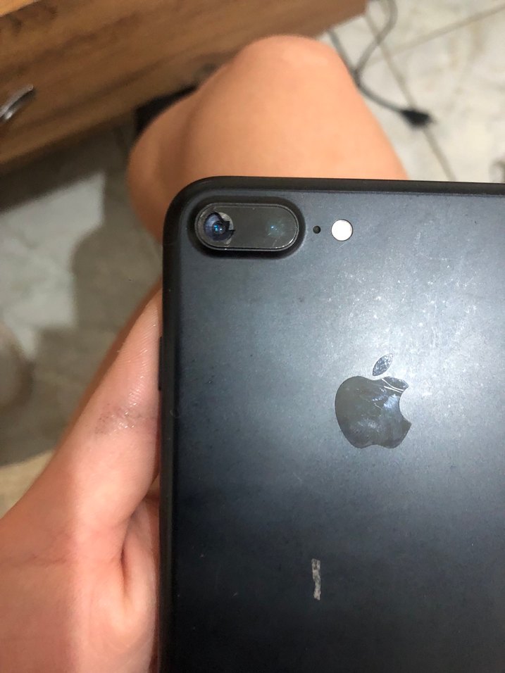 Siyah iPhone, koyu renkli ekran - Görsel 2