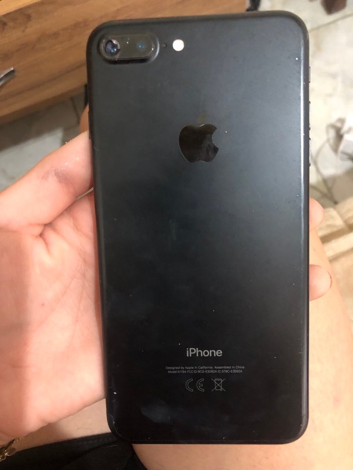 Siyah iPhone, koyu renkli ekran - Görsel 3