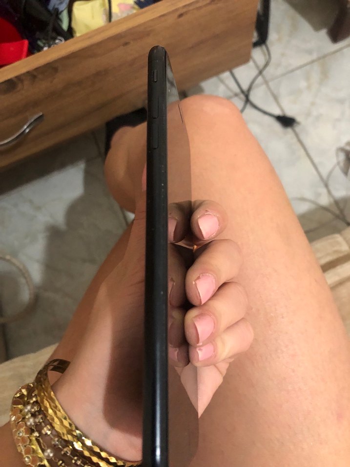 Siyah iPhone, koyu renkli ekran - Görsel 4