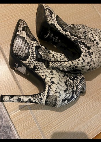 Gri Yılan Desenli Topuklu Bot - Görsel 2