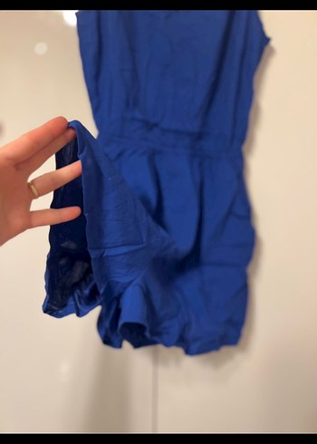 V Yaka askılı Mavi Mini Tulum - Görsel 3