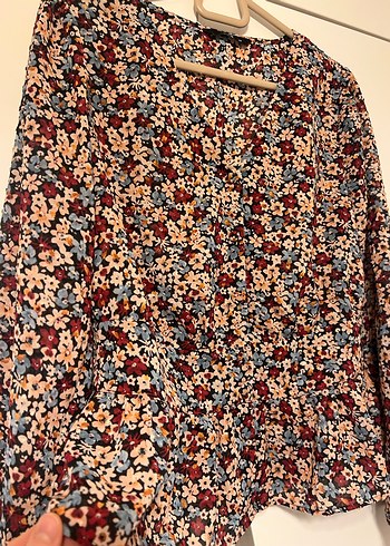 Çiçek Desenli V Yaka Uzun Kollu Bluz - Görsel 2