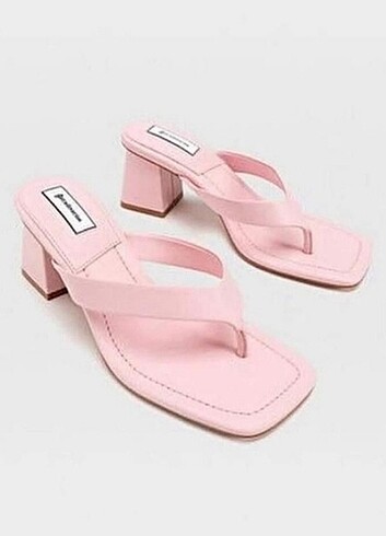 Stradivarius parmak arası pembe topuklu terlik 
