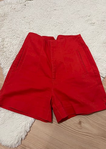 Stradivarius Kırmızı Yüksek Bel Düğmeli Mini Şort