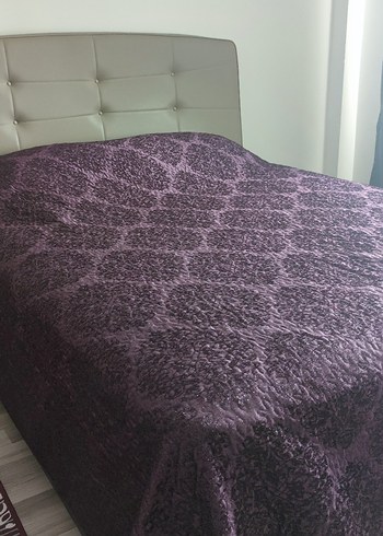 Koyu Mor Nakışlı Yatak Örtüsü