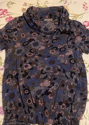 Gri Çiçek Desenli Drapeli Kadın Bluz - Görsel 2