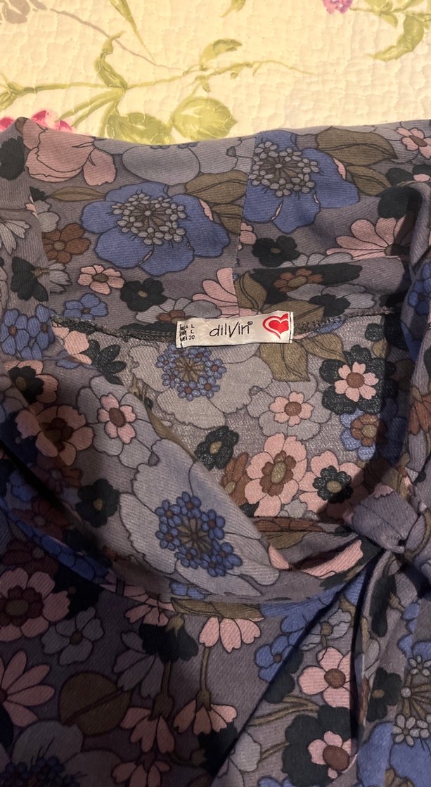 Gri Çiçek Desenli Drapeli Kadın Bluz - Görsel 3