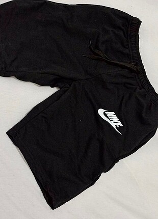 Nike amblemli Penye cepli şort.