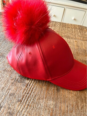 Kırmızı deri ponpon şapka
