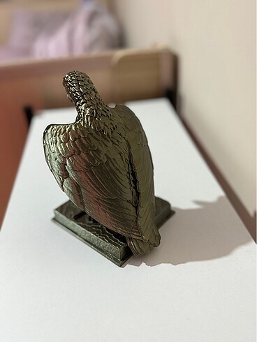 Bronz kartal büstü