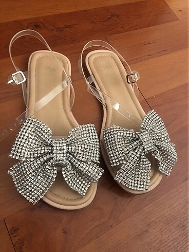 zara fiyonk detaylı sandalet