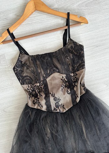 s Beden Siyah Dantel İşlemeli Uzun Gotik Abiye Elbise