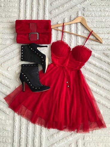 Kırmızı tül elbise