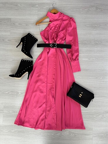 Pembe elbise