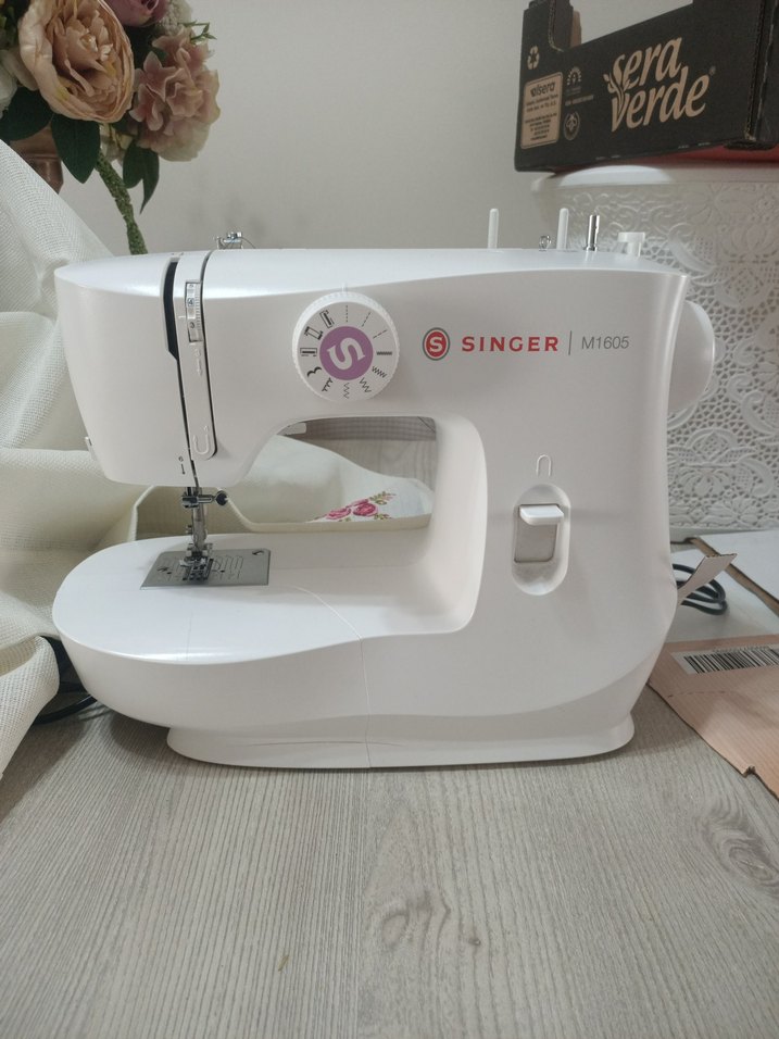 Beyaz Singer Dikiş Makinesi - Görsel 2