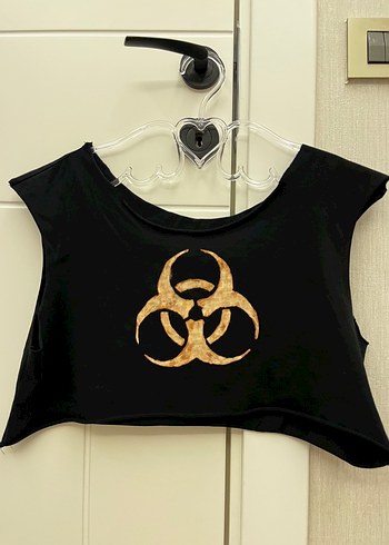 biohazard crop tişört