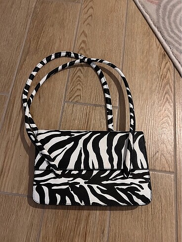 BERSHKA ZEBRA DESENLİ ÇANTA